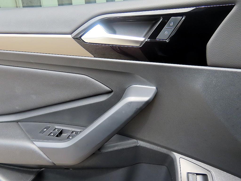 Volkswagen Jetta - Vista 11