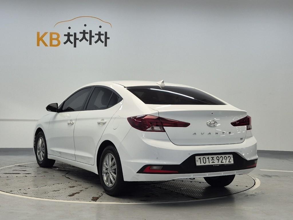 HYUNDAI Avante - Vista 2