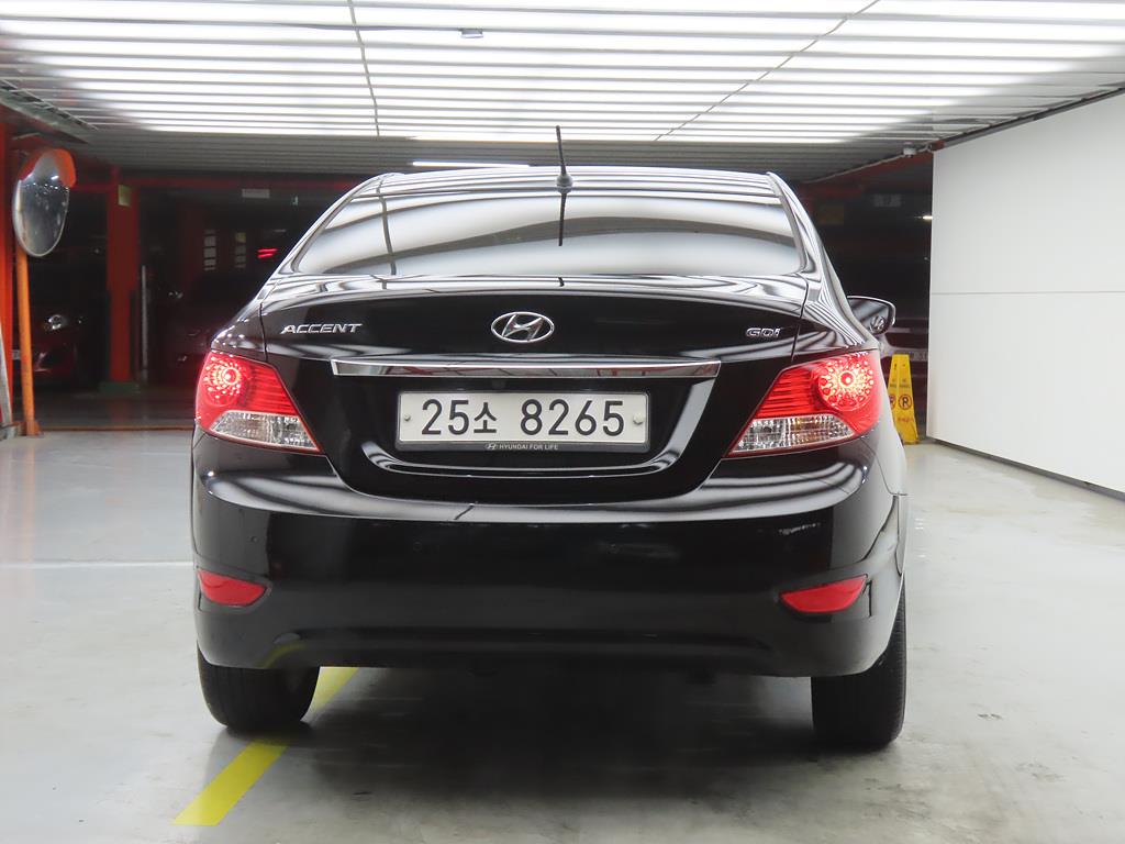 HYUNDAI Accent - Vista 3