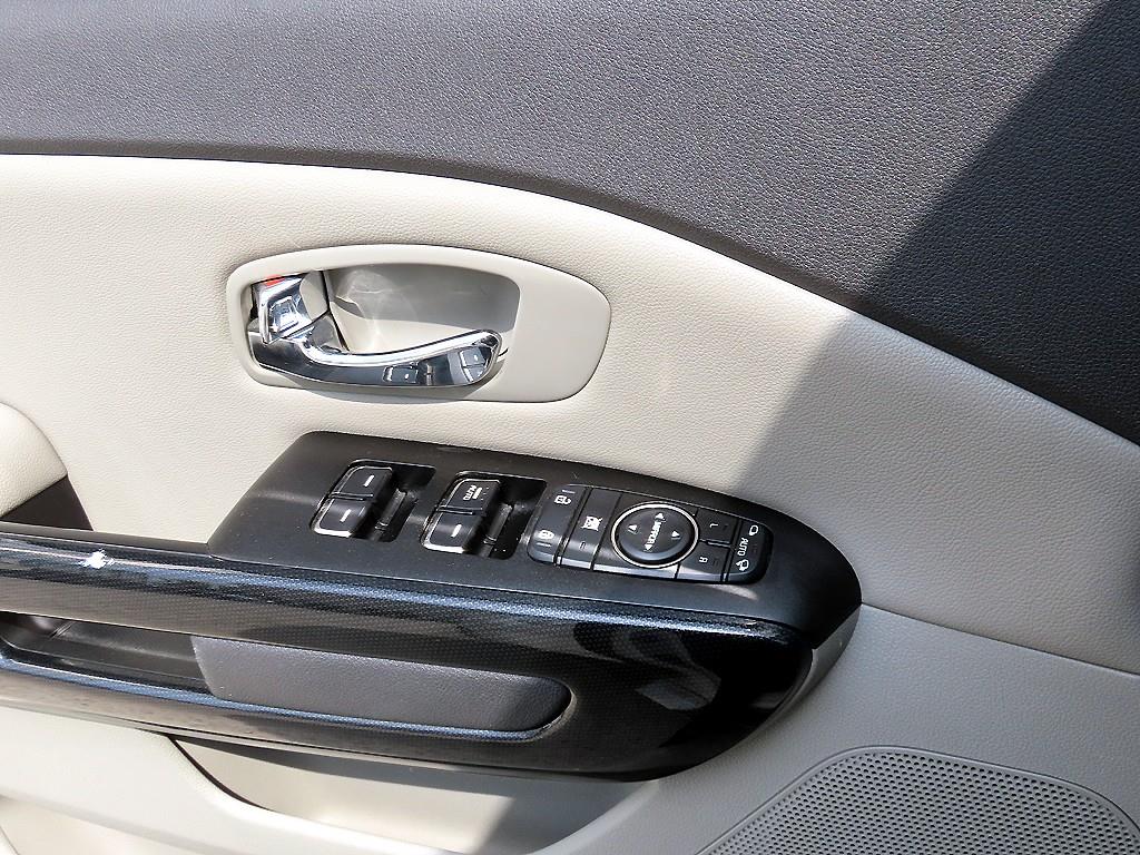 KIA Carnival - Vista 11