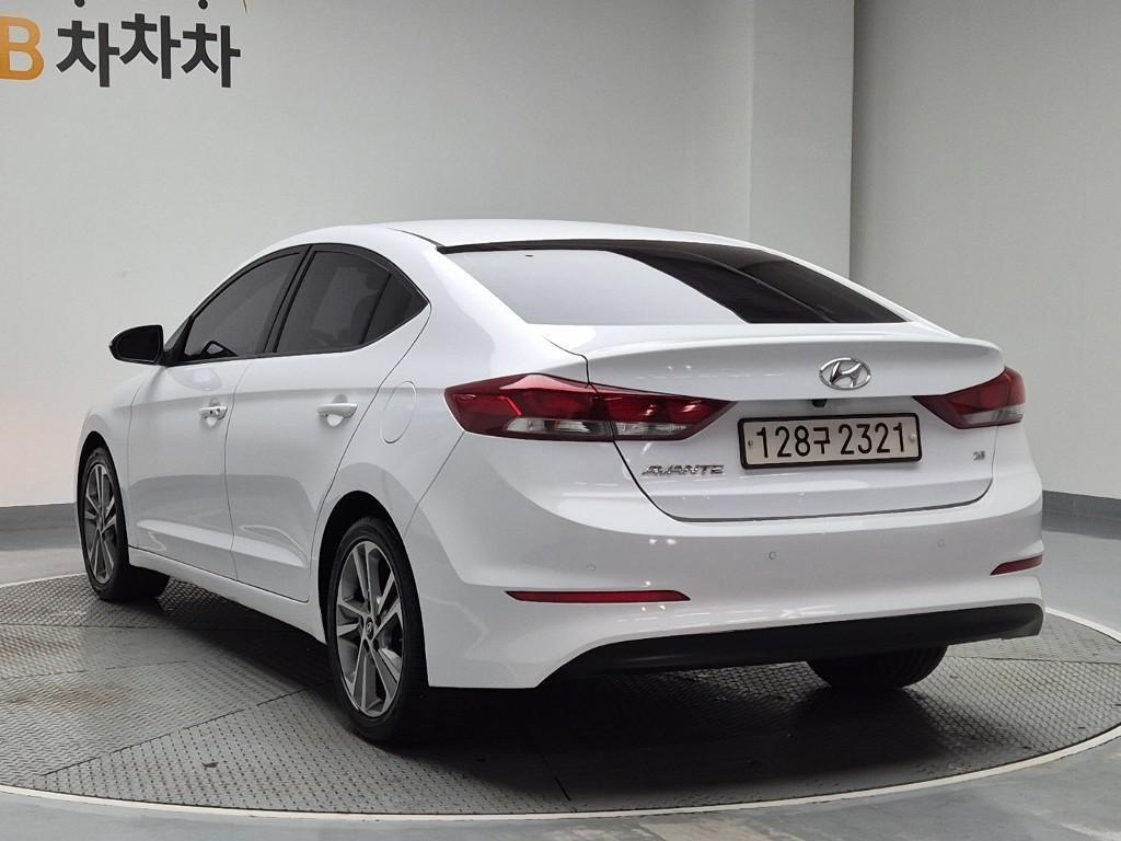 HYUNDAI Avante - Vista 2