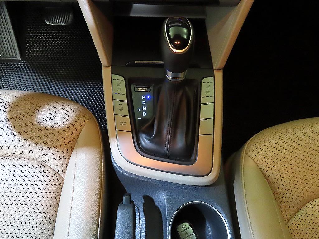 HYUNDAI Avante - Vista 12