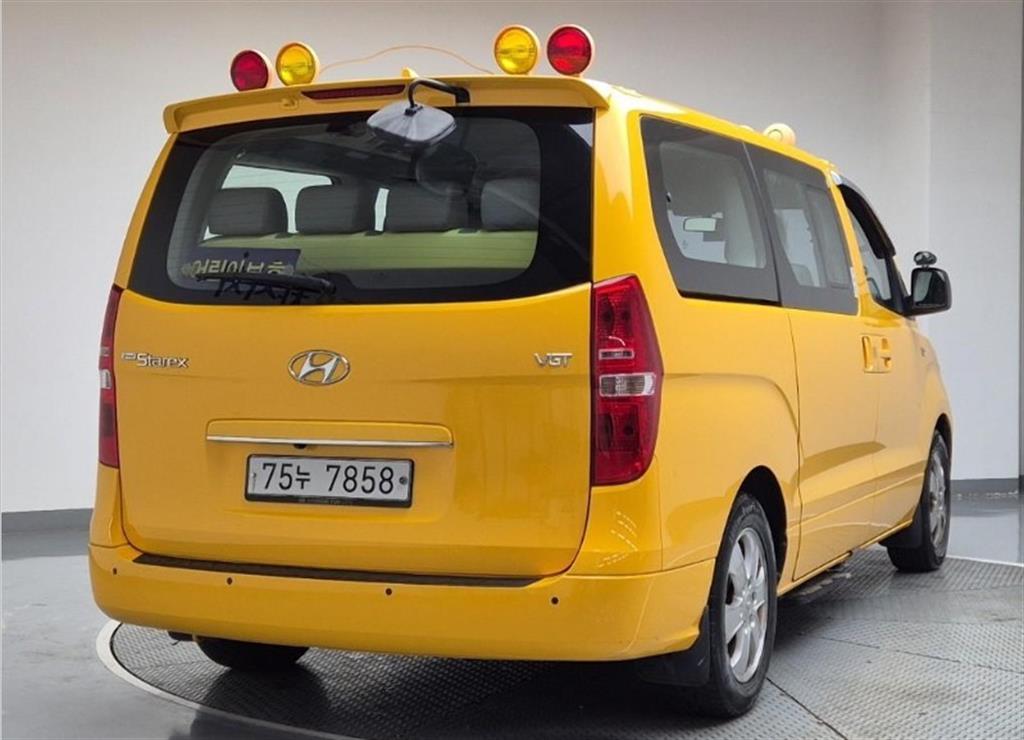HYUNDAI Starex - Vista 3