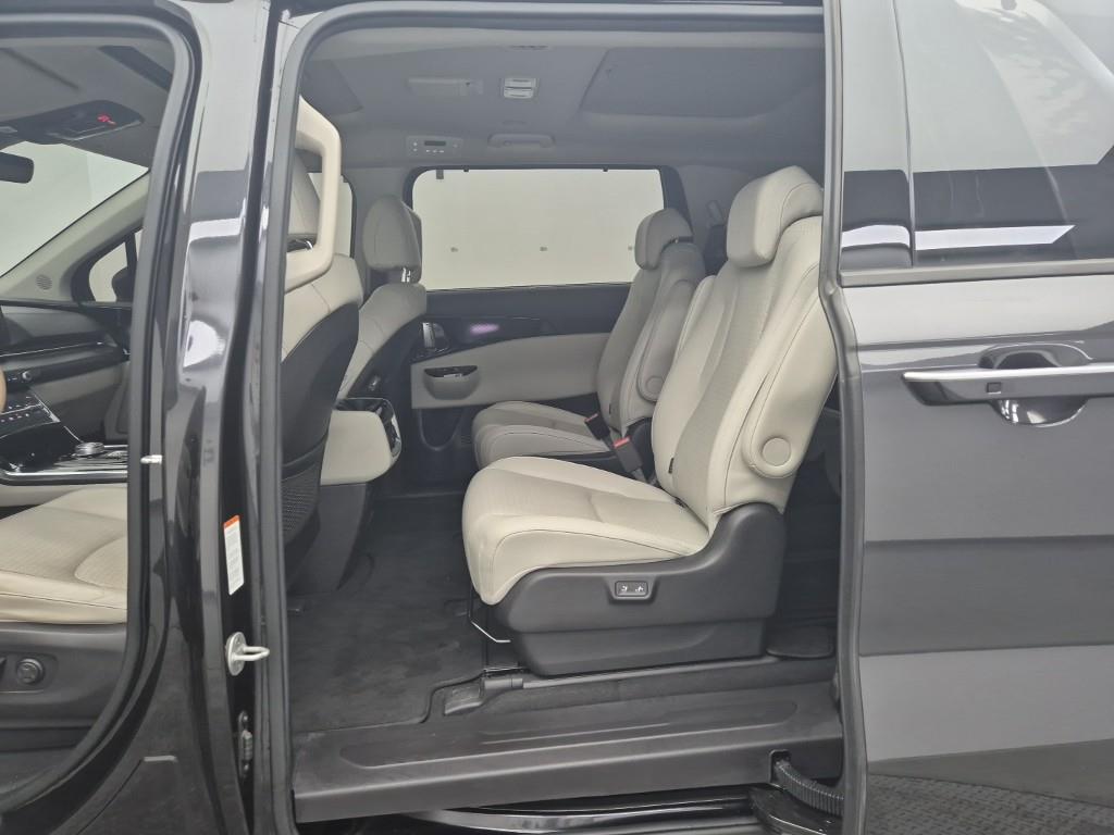 KIA Carnival - Vista 12