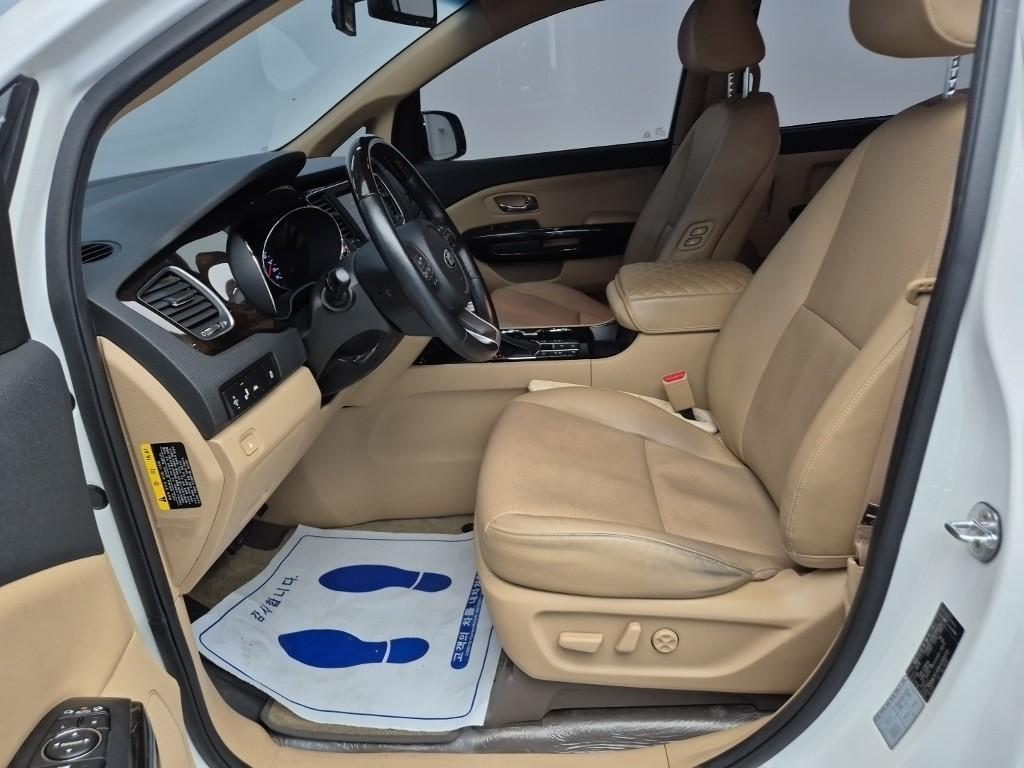 KIA Carnival - Vista 11