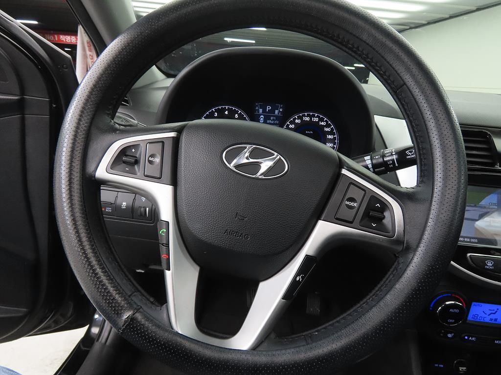 HYUNDAI Accent - Vista 8