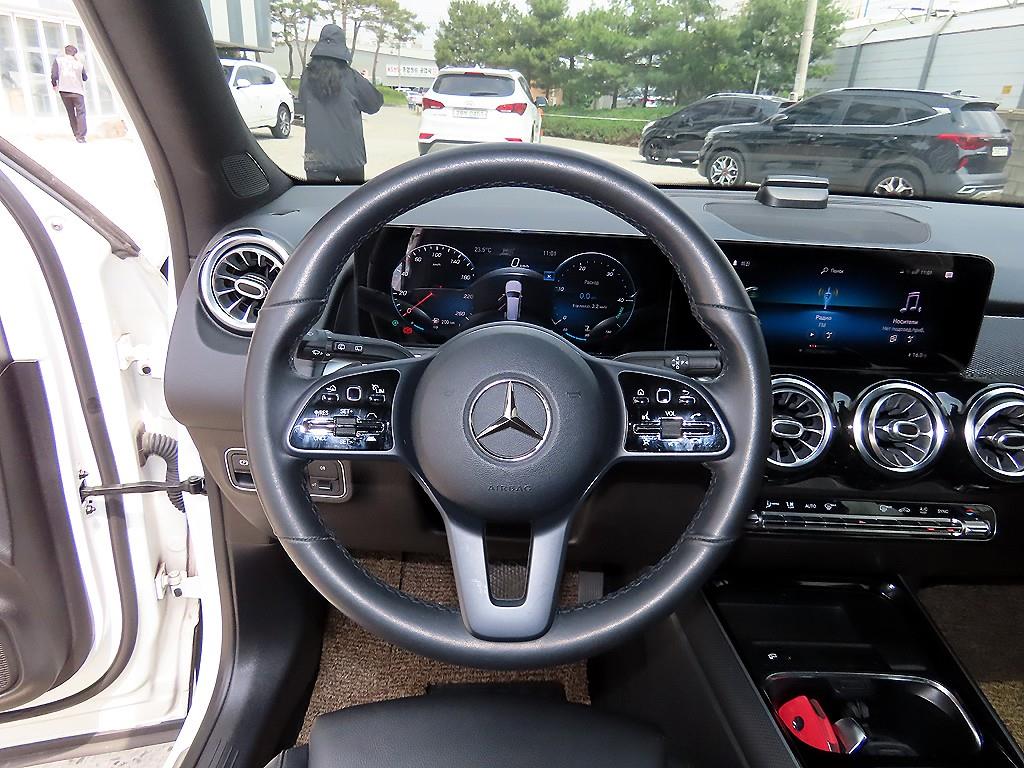 Mercedes Benz GLB Class - Vista 8