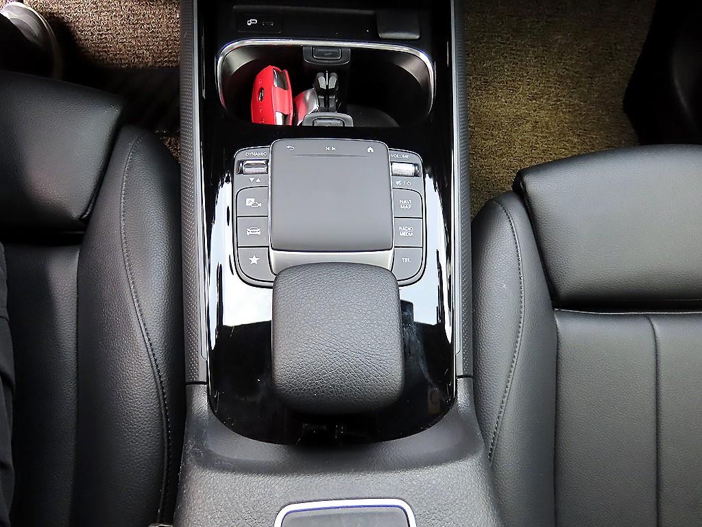 Mercedes Benz GLB Class - Vista 12
