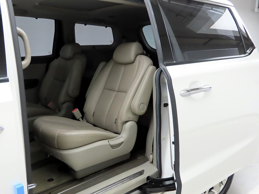 KIA Carnival - Vista 12