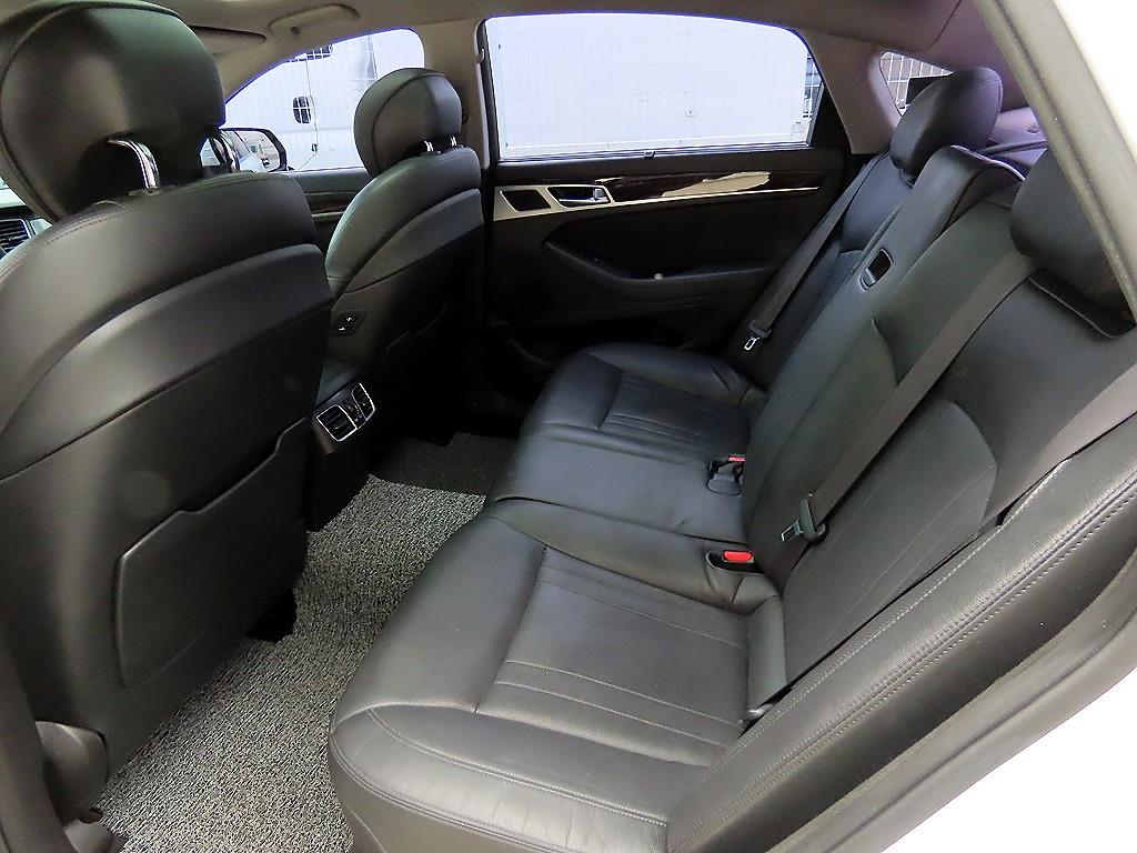 HYUNDAI Genesis - Vista 6