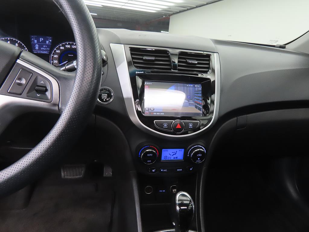 HYUNDAI Accent - Vista 10