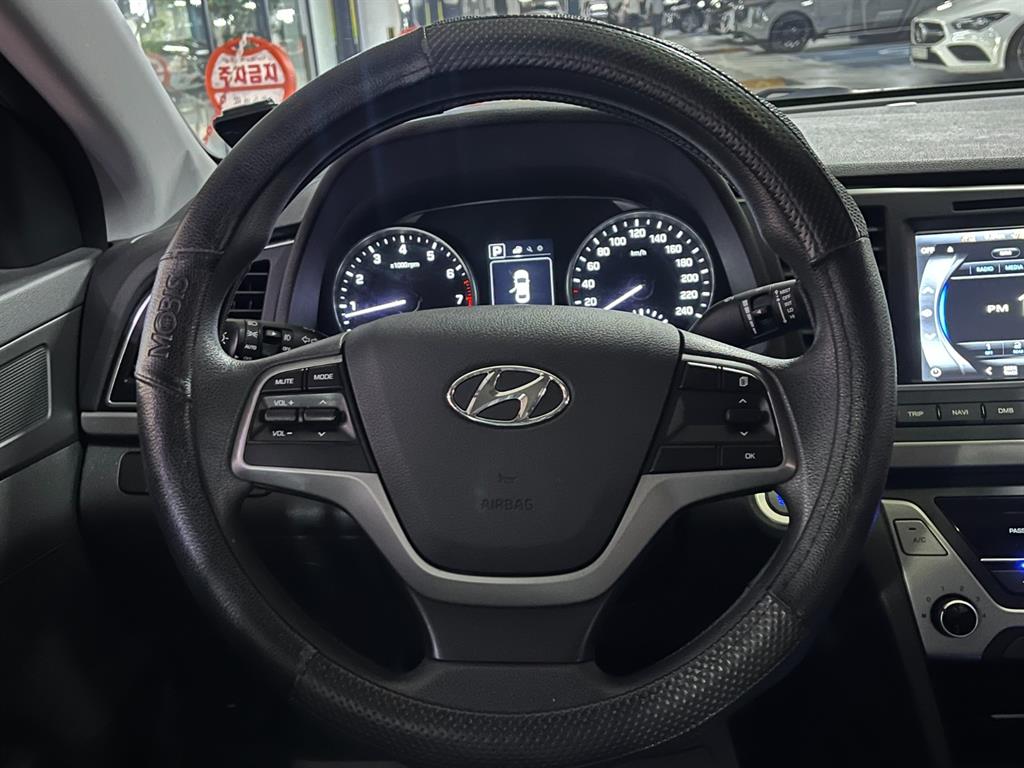 HYUNDAI Avante - Vista 10