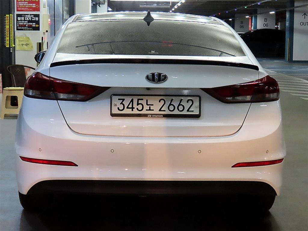 HYUNDAI Avante - Vista 5