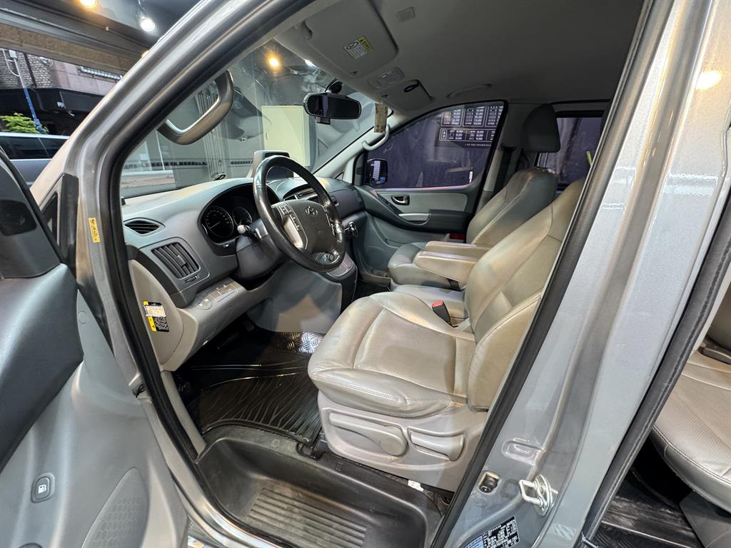 HYUNDAI Starex - Vista 8