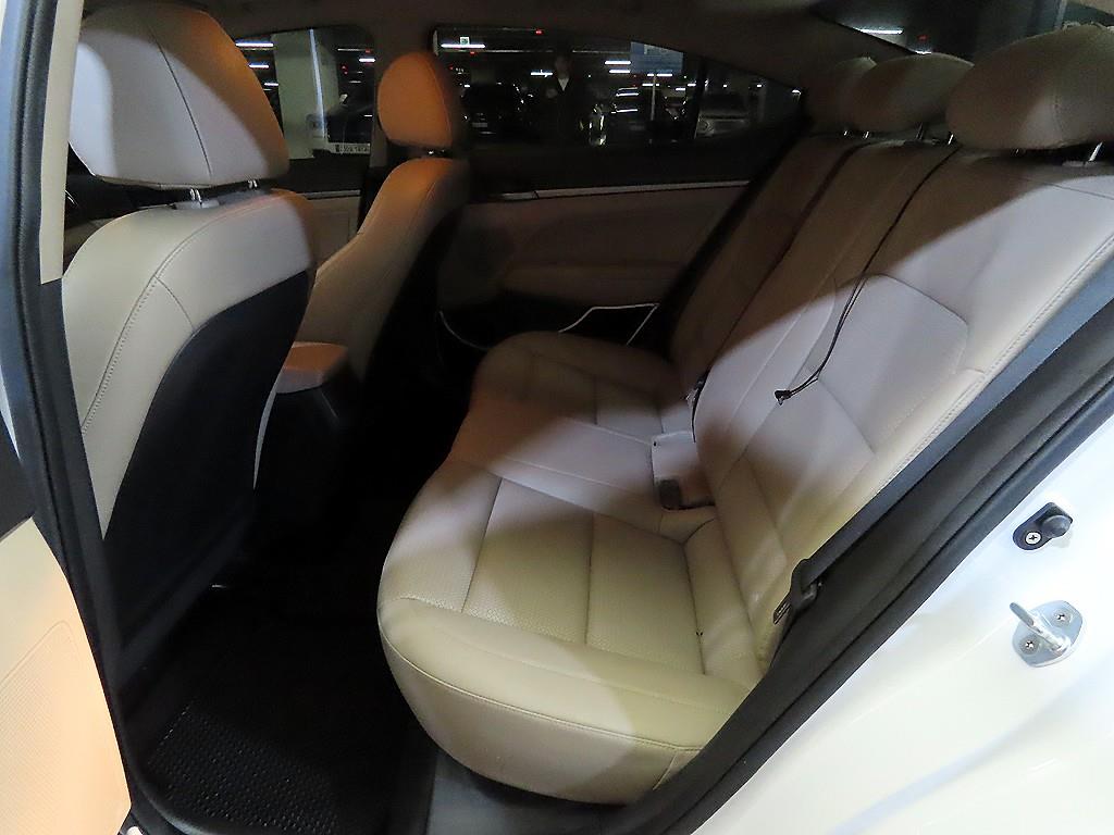 HYUNDAI Avante - Vista 7