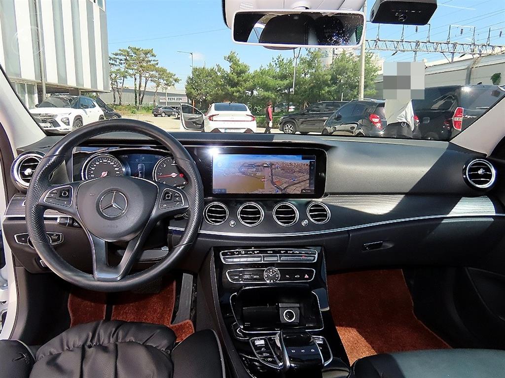 Mercedes Benz E class - Vista 7