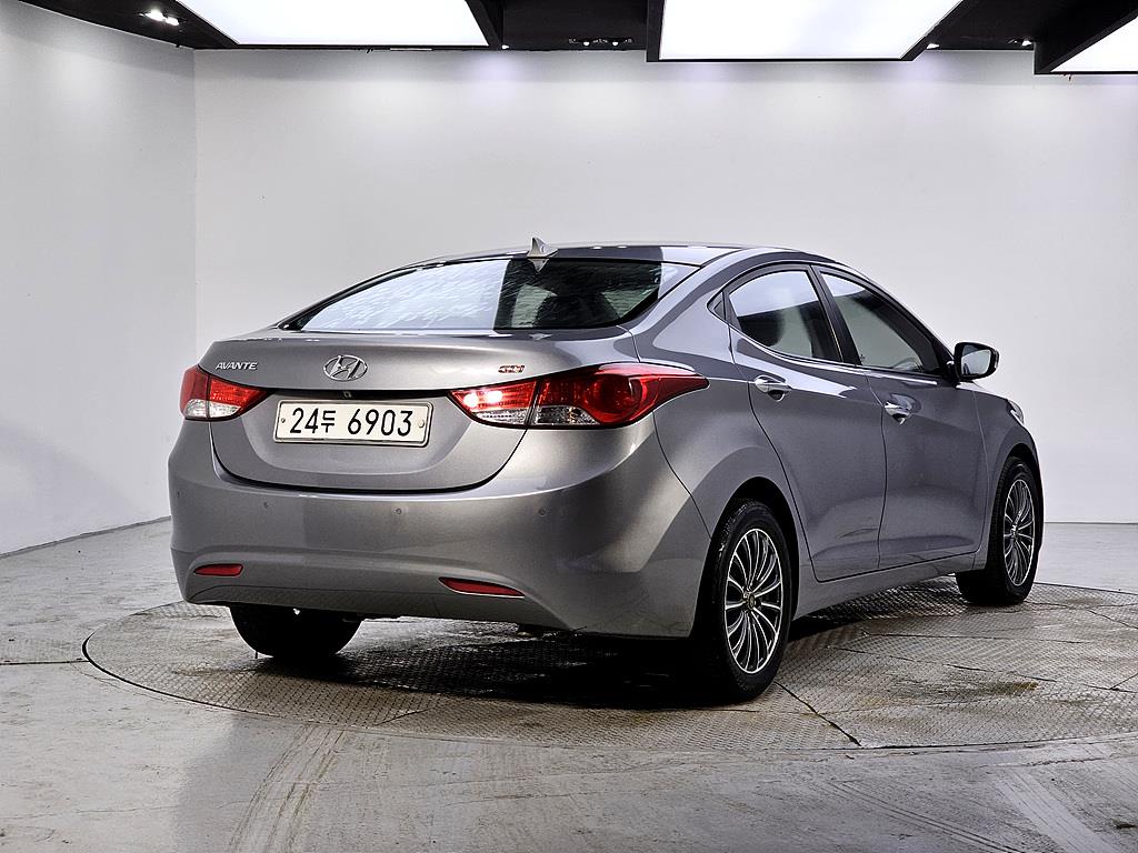 HYUNDAI Avante - Vista 3