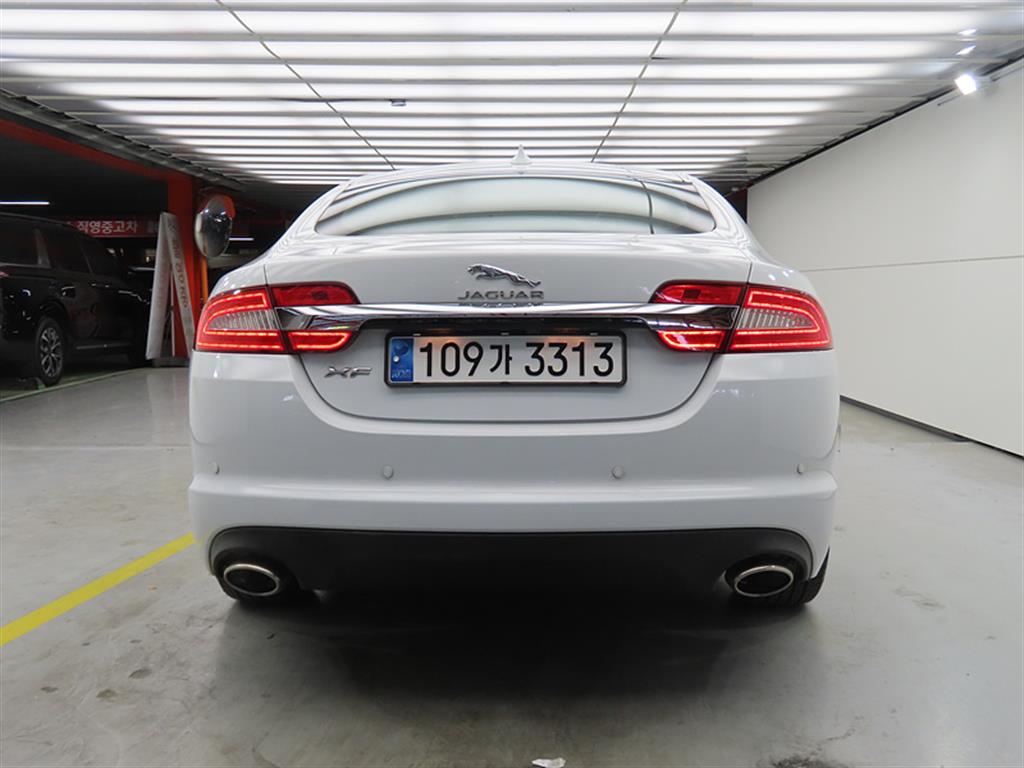 Jaguar XF - Vista 3
