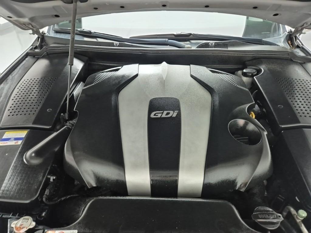 HYUNDAI Genesis - Vista 5