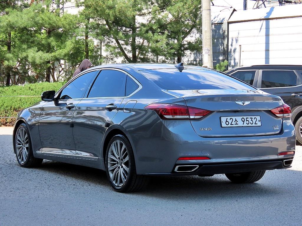HYUNDAI Genesis - Vista 3