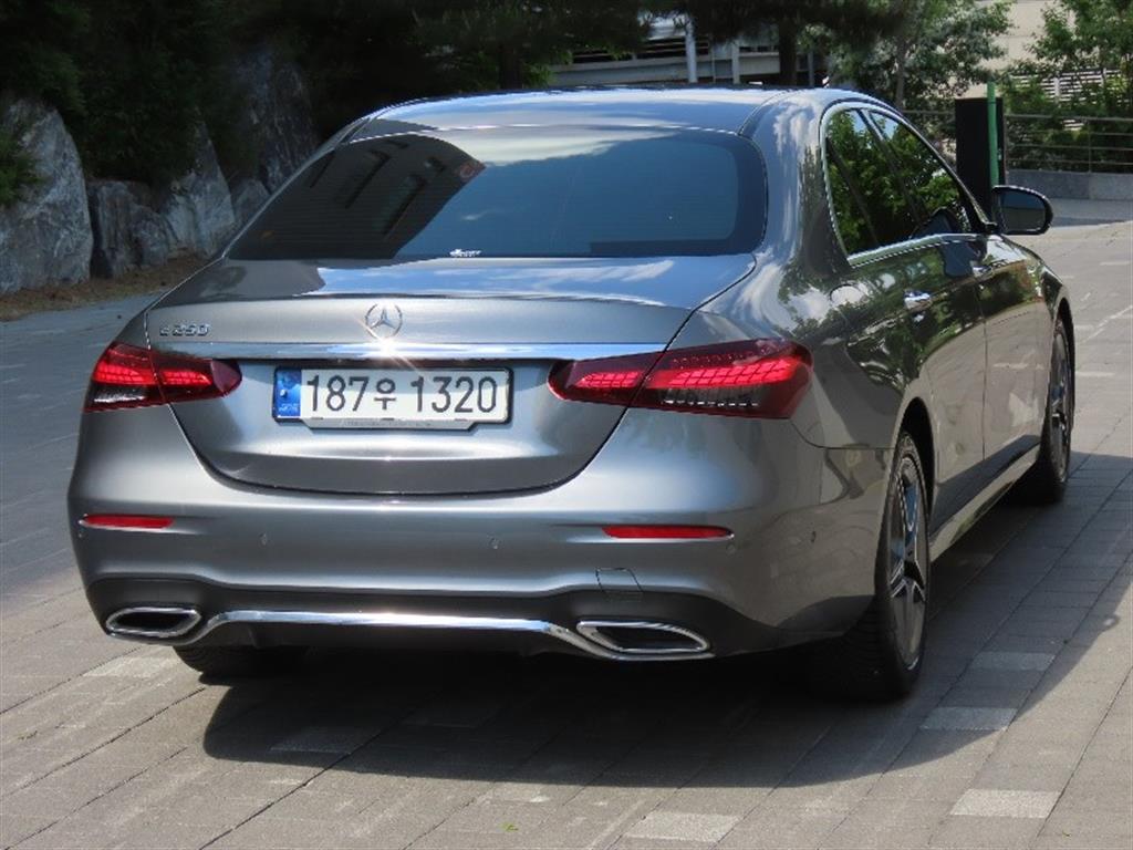 Mercedes Benz E class - Vista 5