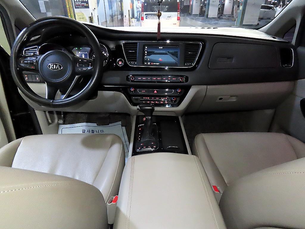 KIA Carnival - Vista 10