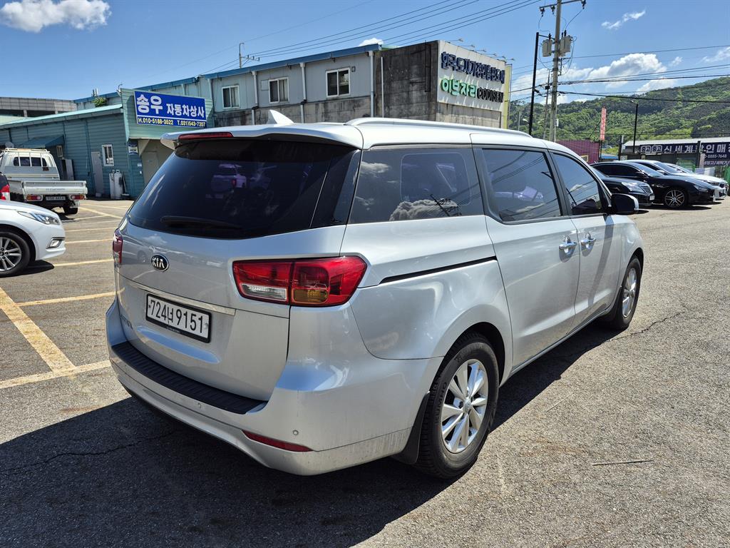 KIA Carnival - Vista 5