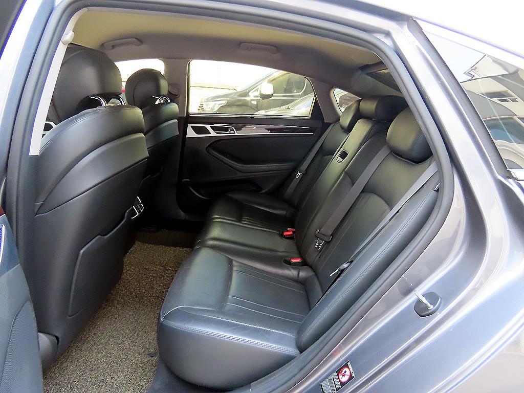 HYUNDAI Genesis - Vista 6