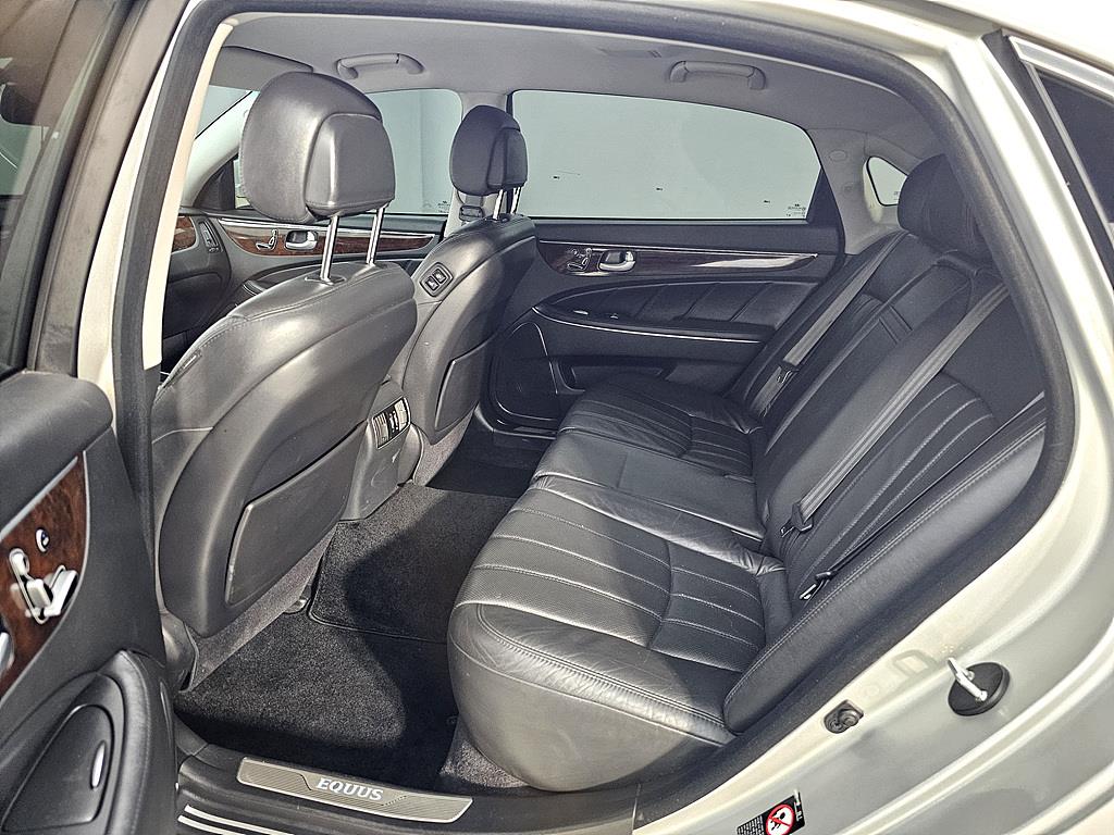 HYUNDAI Equus - Vista 9