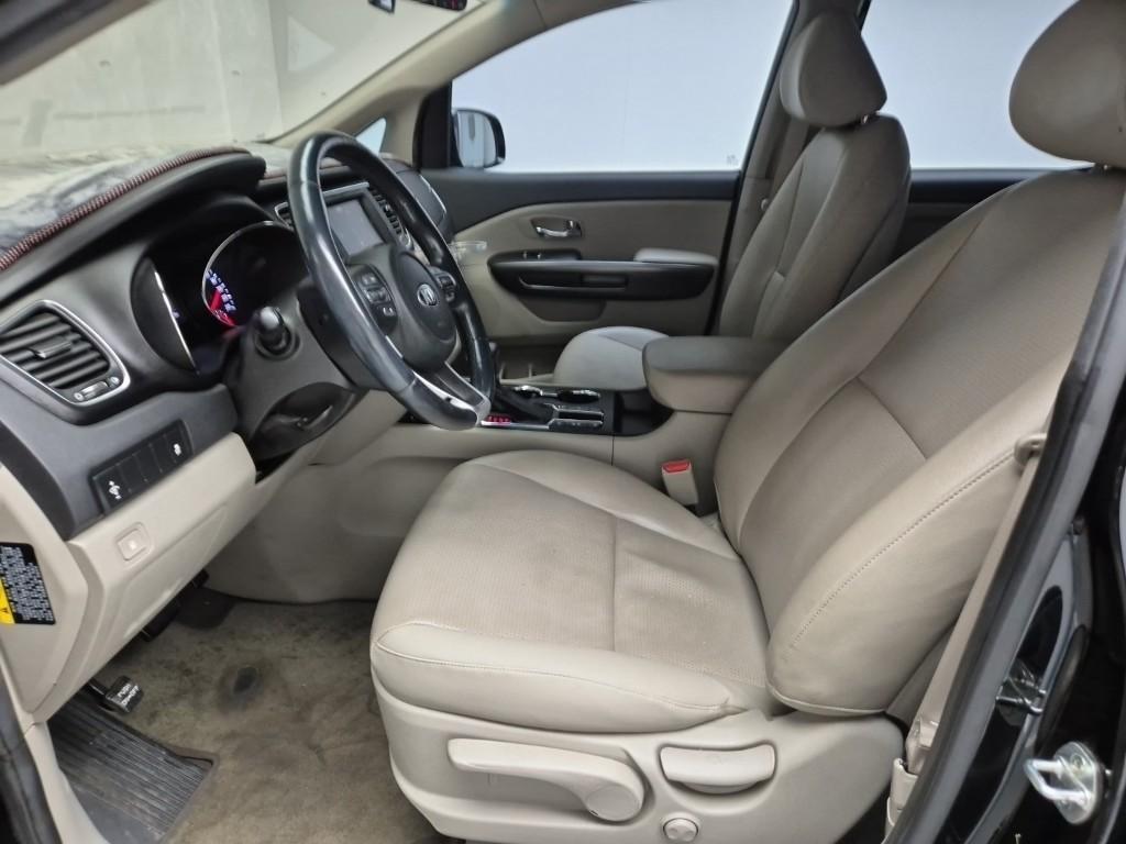 KIA Carnival - Vista 11