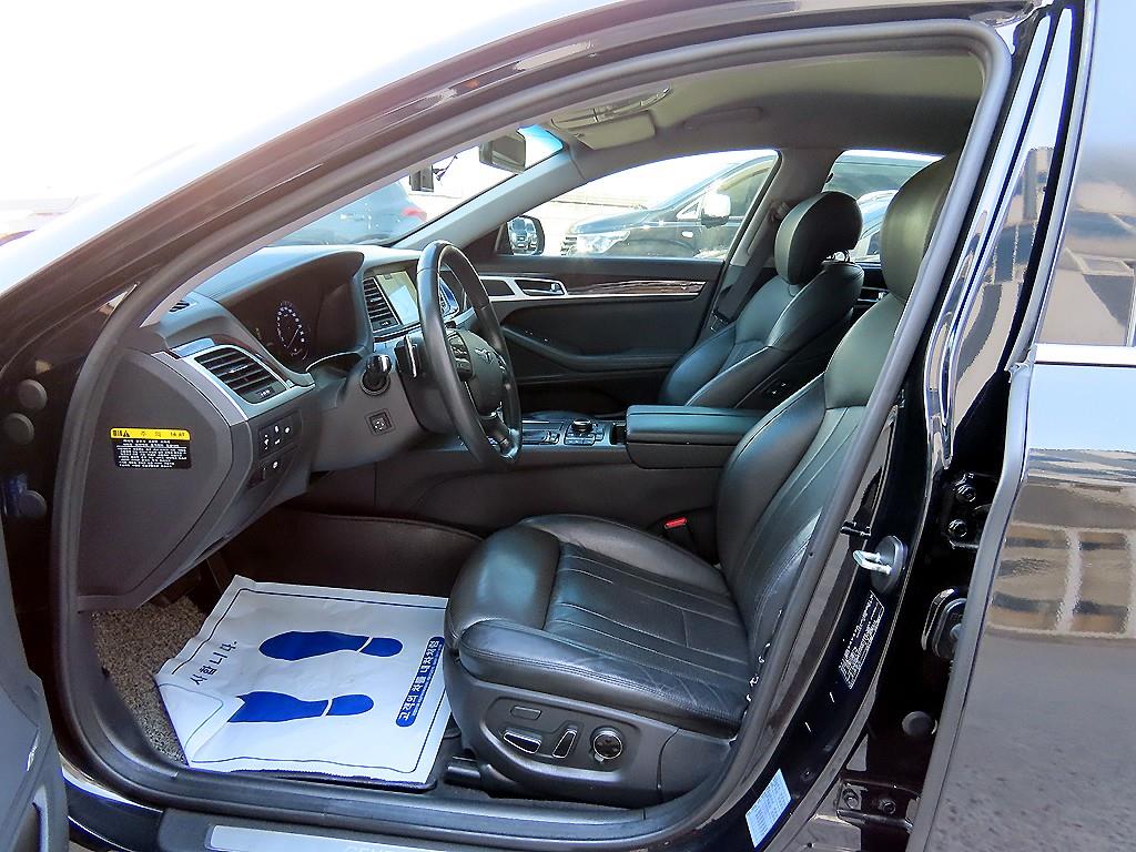 HYUNDAI Genesis - Vista 5