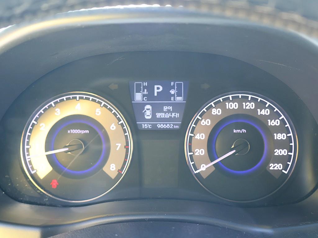 HYUNDAI Accent - Vista 11