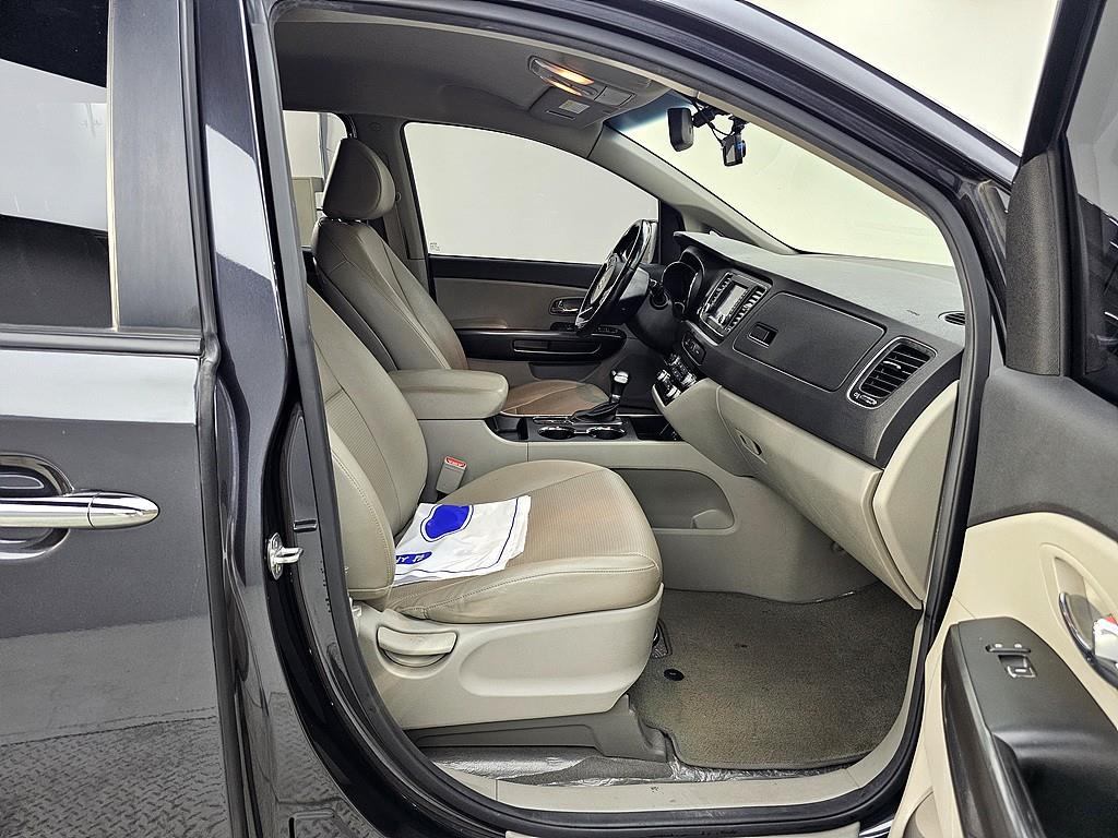 KIA Carnival - Vista 11