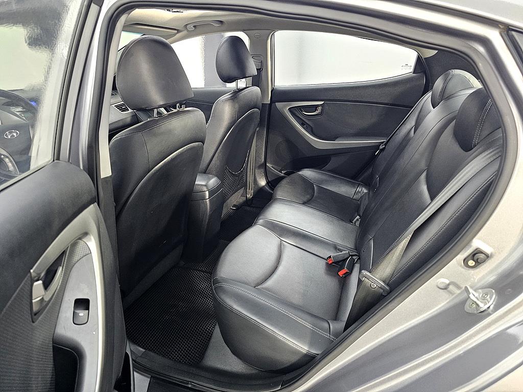 HYUNDAI Avante - Vista 9