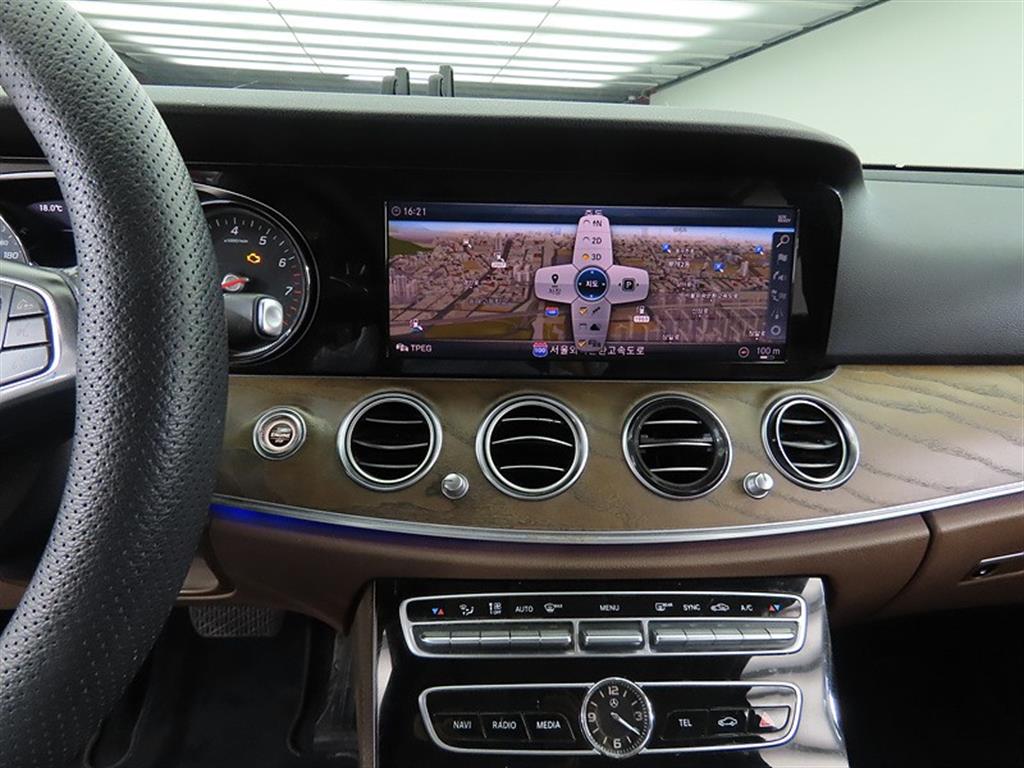 Mercedes Benz E class - Vista 12
