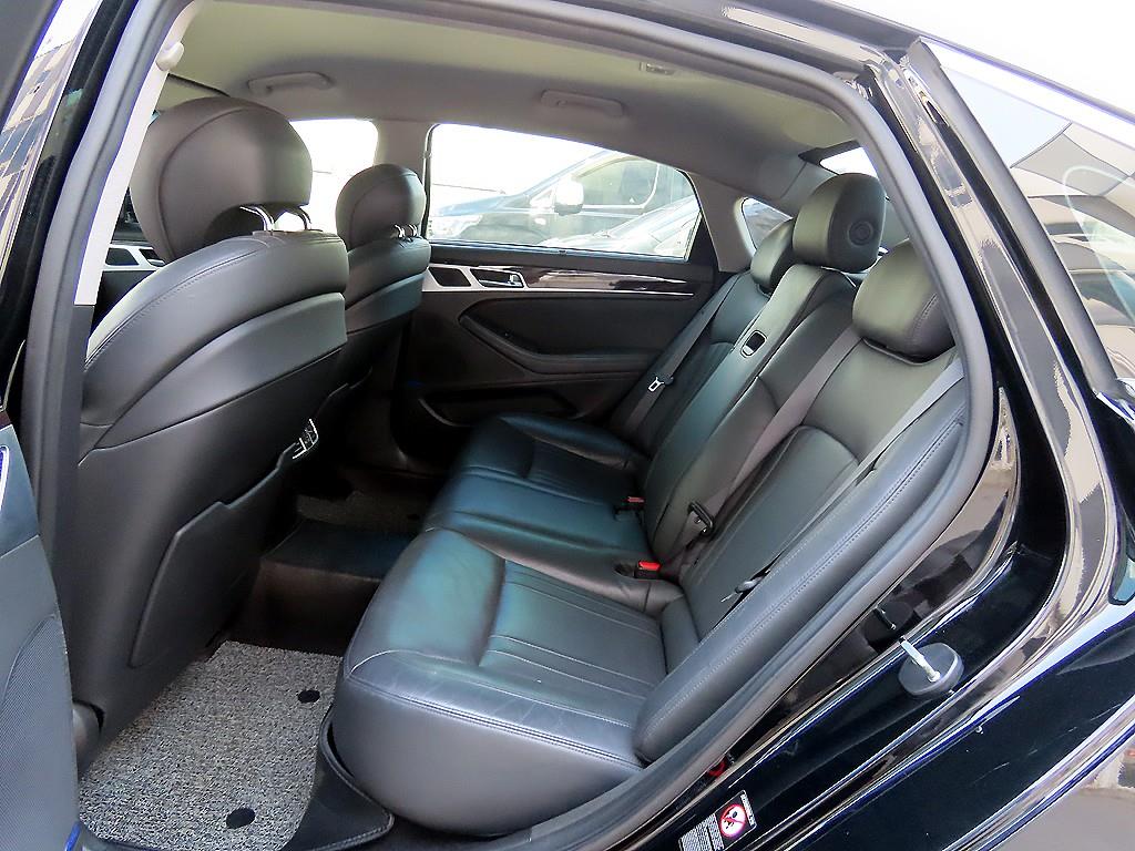 HYUNDAI Genesis - Vista 6