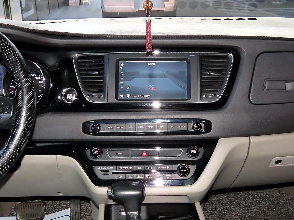 KIA Carnival - Vista 11