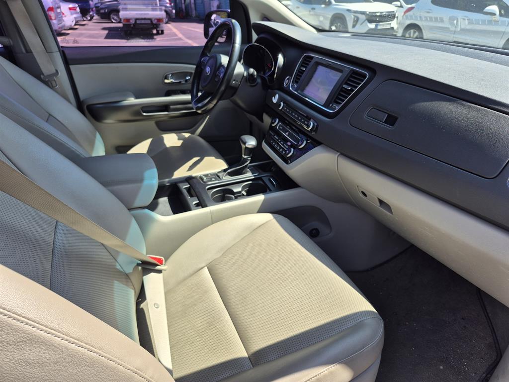 KIA Carnival - Vista 8