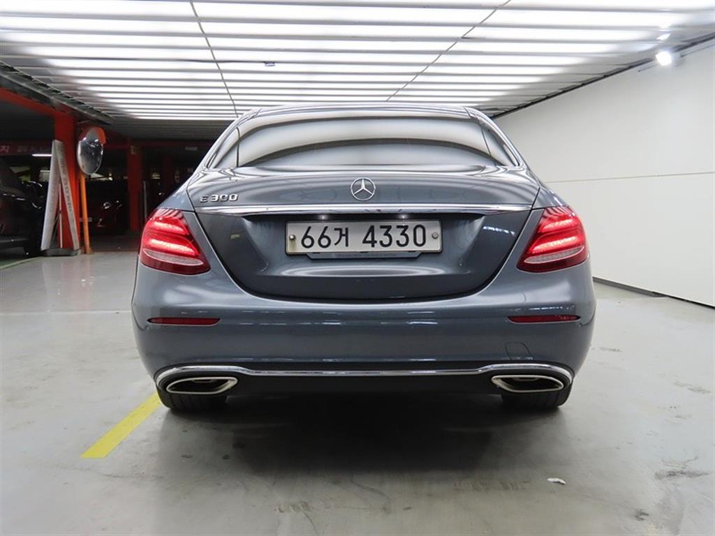 Mercedes Benz E class - Vista 3