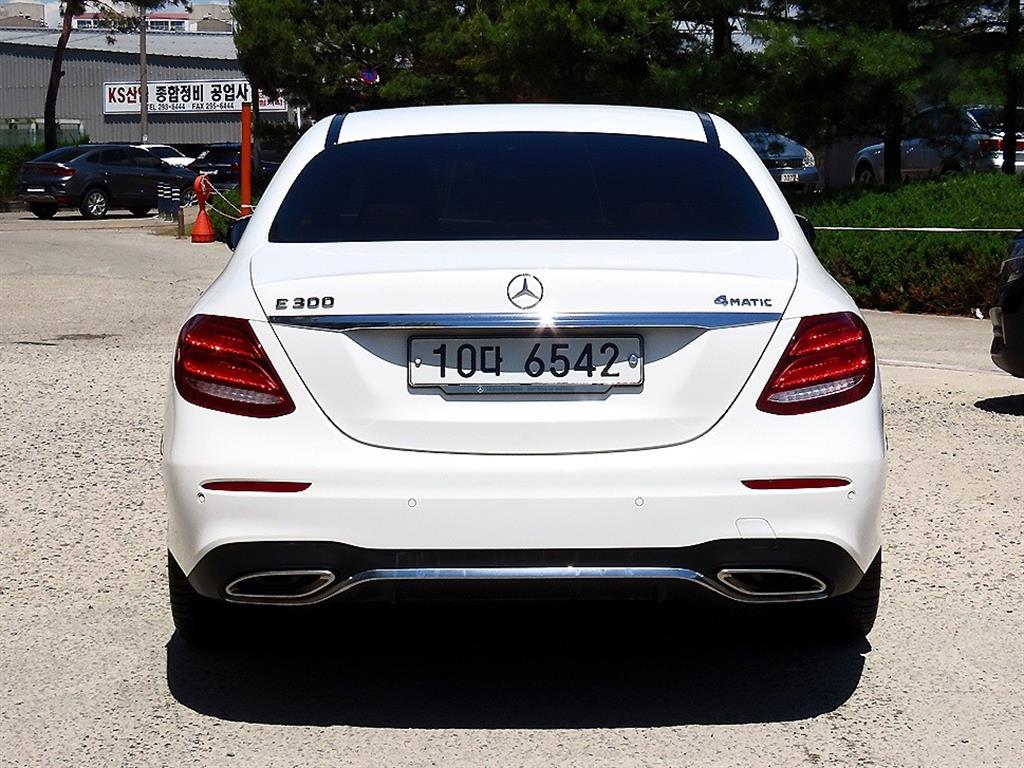 Mercedes Benz E class - Vista 4