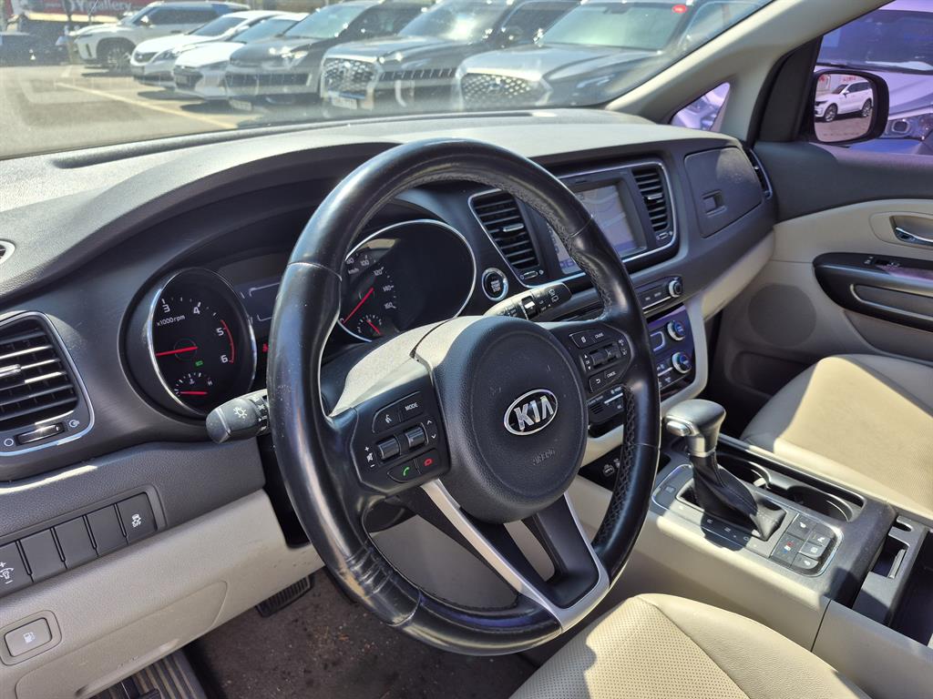 KIA Carnival - Vista 6