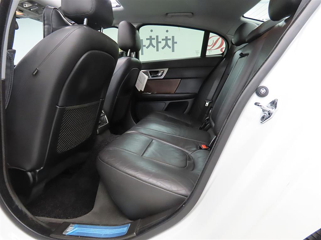 Jaguar XF - Vista 6