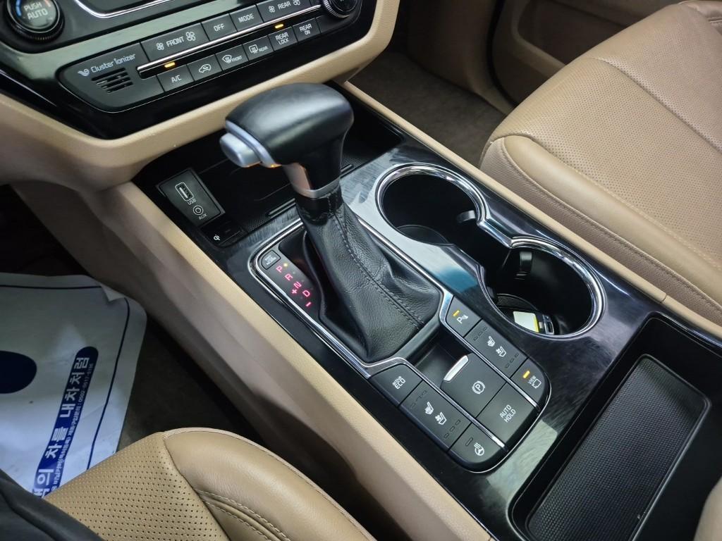 KIA Carnival - Vista 8