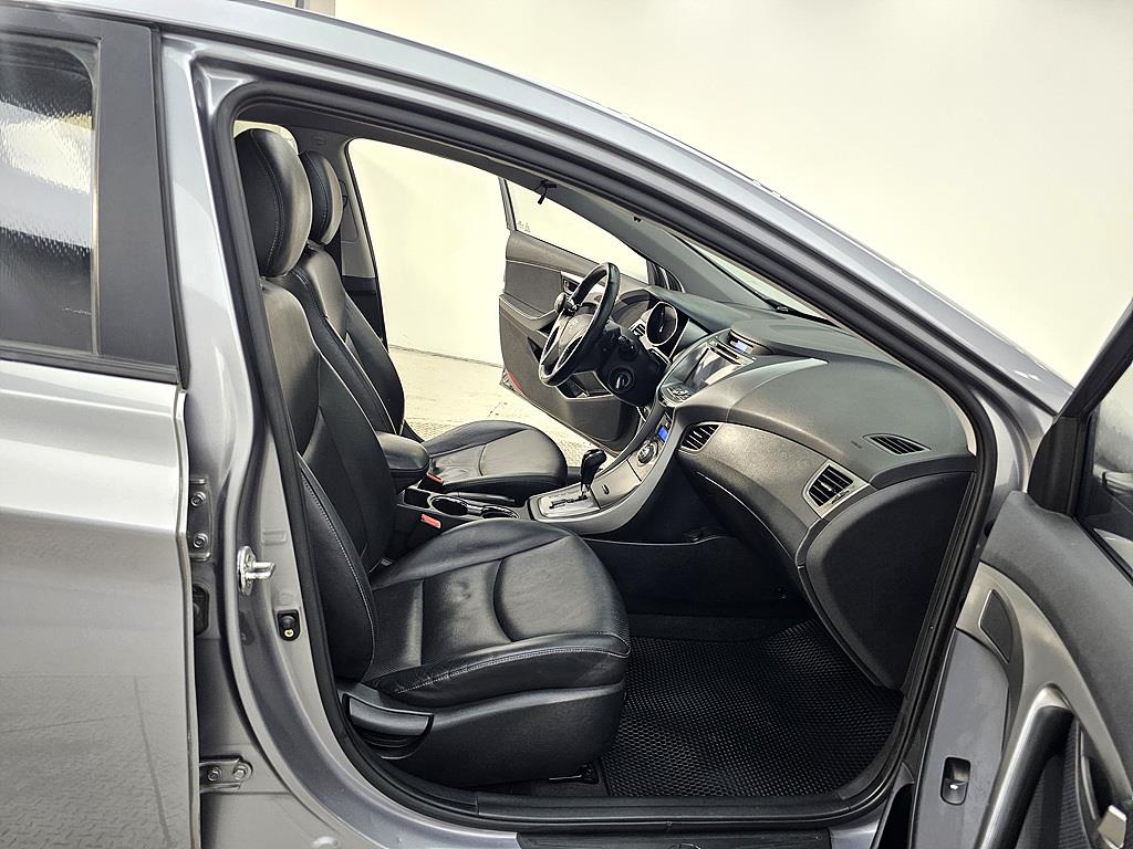 HYUNDAI Avante - Vista 11