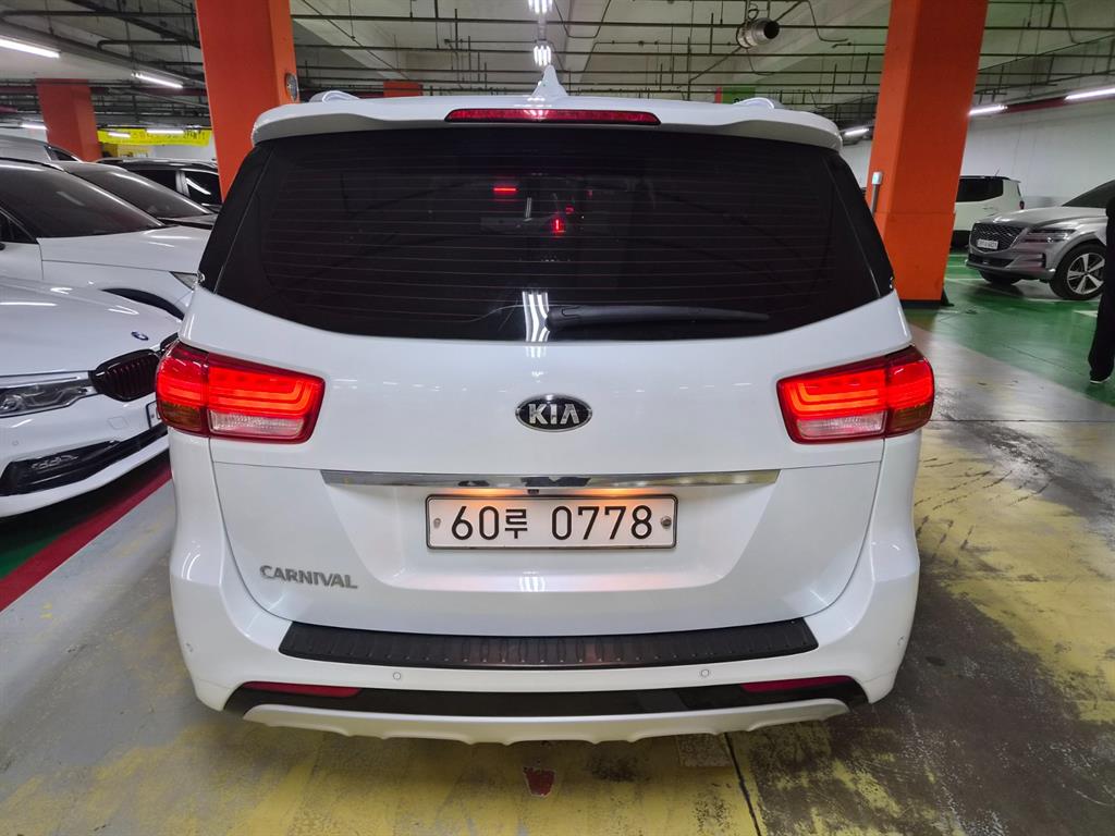 KIA Carnival - Vista 3