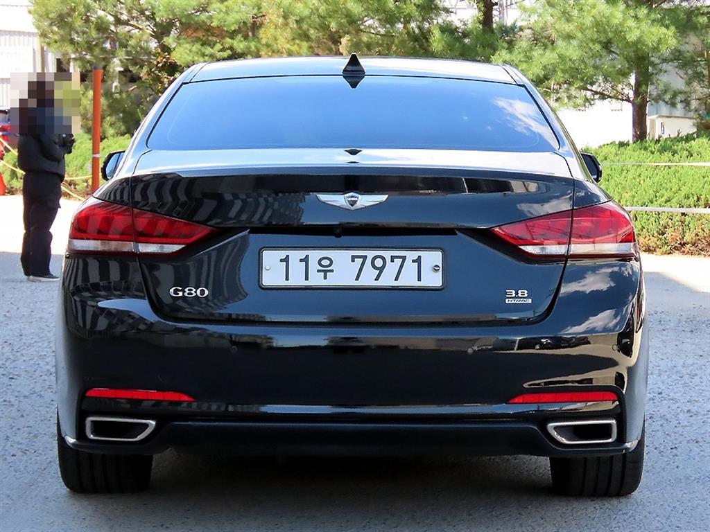 HYUNDAI Genesis - Vista 4