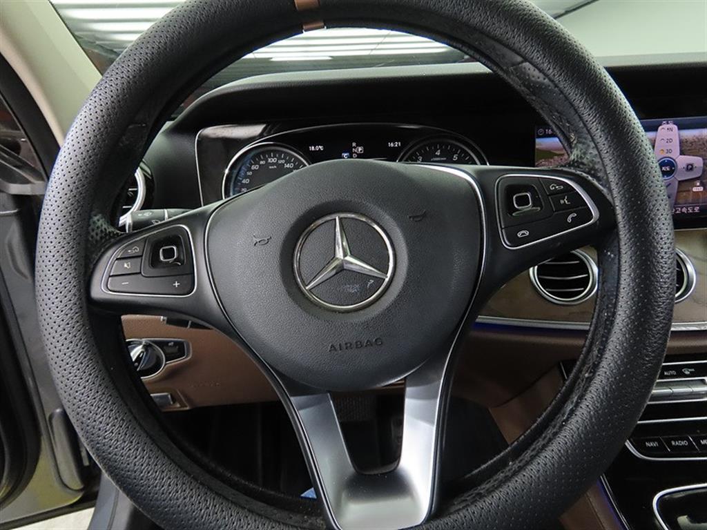 Mercedes Benz E class - Vista 8