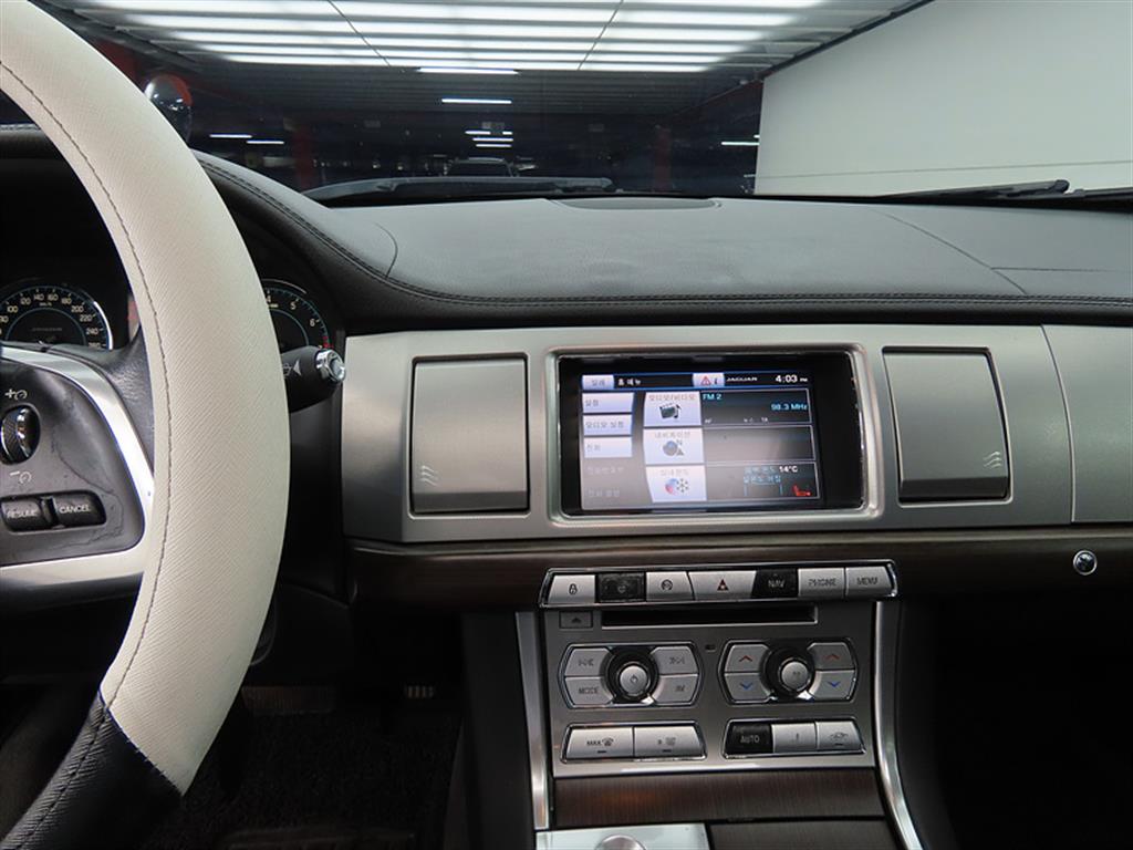 Jaguar XF - Vista 12