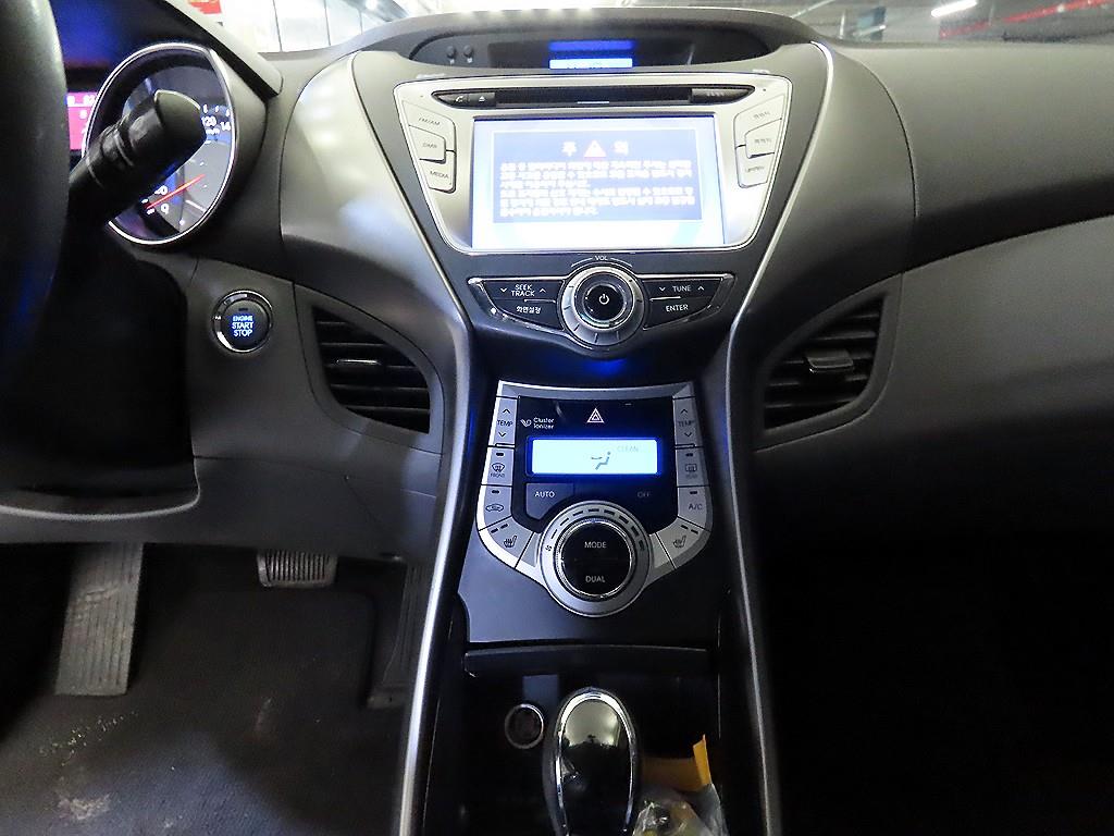 HYUNDAI Avante - Vista 11