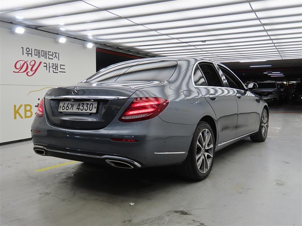 Mercedes Benz E class - Vista 4